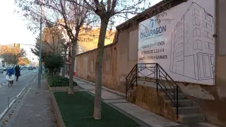 Cartel de la promoción de viviendas de Oscaragón en el paseo de Ramón y Cajal de Huesca.