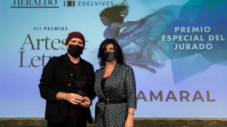 Juan Aguirre, del dúo Amaral, recibía el premio de manos de Paloma de Yarza López-Madrazo, presidenta de HERALDO.