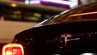Logo de Tesla en un coche.