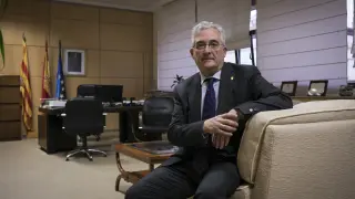 El consejero de Agricultura, Ganadería y Medio Ambiente del Gobierno de Aragón, Joaquín Olona, en su despacho.