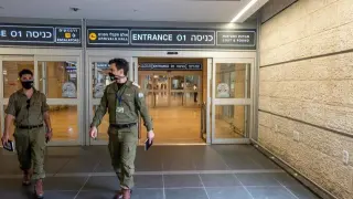 Policía israelí en el aeropuerto de Tel Aviv.