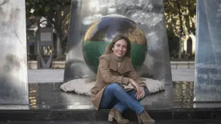 Eva Sáenz Royo, en el monumento a la Constitución.