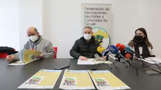 Pepe Polo, Pascual Giménez y Patricia Blasco, de la Federación Vecinal, con la revista de la entidad.