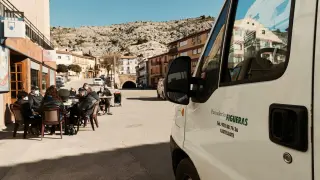 Una furgoneta de reparto de pan en la localidad de Castellote.