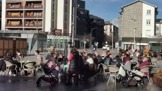 Veladores en la plaza Biscós de Jaca.