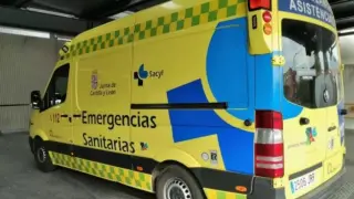 Imagen de archivo de una ambulancia soporte vital básico de Castilla y León