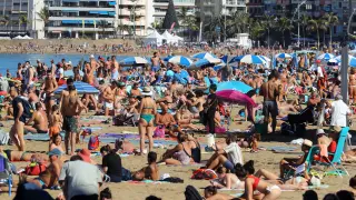 Playas abarrotadas en Las Palmas de Gran Canaria