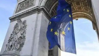 La bandera de la Unión Europea, en el Arco del Triunfo