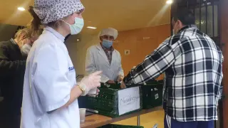 José María González repartiendo comida en la Obra Social El Carmen, donde trabaja como voluntario