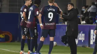 Xisco da instrucciones a Juan Carlos, Nwakali y Pitta durante el partido con el Girona.