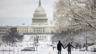 Una fuerte tormenta de nieve paraliza Washington durante horas