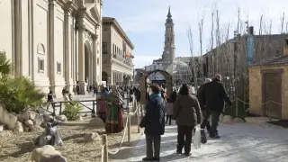 Varias personas visitan el Belén gigante de la plaza del Pilar, este sábado.