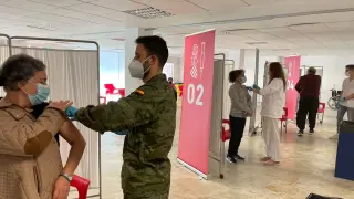 Personal del Ejército de Tierra vacunando en España.