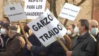 El presidente del Gobierno ha sido recibido por una protesta de ganaderos castellanos, que le exigen la dimisión de Garzón.