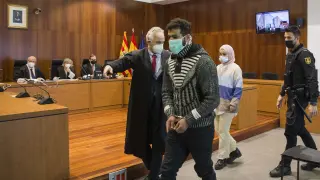 El acusado, junto a su abogado y la intérprete, en la sala de vistas de la Audiencia de Zaragoza.