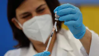 Personal sanitario prepara una vacuna contra el coronavirus.