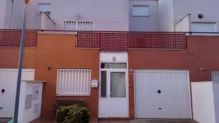 La primera vivienda de Sariñena que ha salido a subasta está situada en la calle Justicia de Aragón y ha sido tasada en unos 125.000 euros.