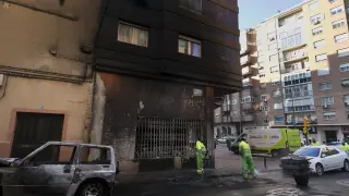 El fuego se produjo junto al paseo de Calanda de Zaragoza y afectó a dos edificios y seis vehículos.