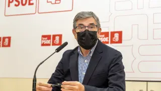 Vicente Guillén, durante su rueda de prensa en la sede del PSOE en Teruel.