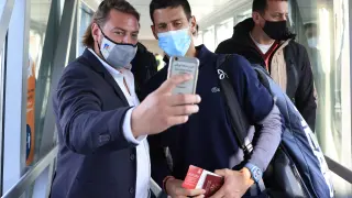 Djokovic se hace un selfi con un seguidor tras llegar al aeropuerto de Belgrado.