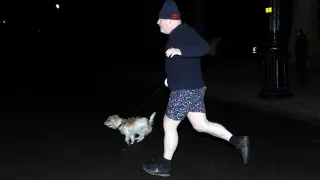 El primer ministro británico Boris Johnson junto a su perro.