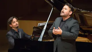 Javier Camarena junto al pianista Ángel Rodríguez durante el recital en Zaragoza.