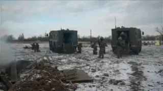 Tropas rusas practican ejercicios militares como si fuera una guerra con duros entrenamientos y munición real