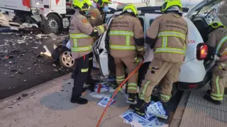 Los bomberos intervienen tras el accidente del pasado jueves en Centro Vía.