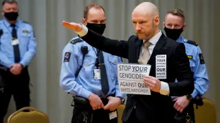 Breivik reclama su libertad ante el juez con el saludo nazi y una defensa del supremacismo blanco