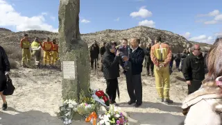 Homenaje a las víctimas del accidente aéreo en Villastar un año después del siniestro. Los familiares de los fallecidos depositaron flores en un monolito.