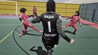 Jóvenes afganas juegan ahora a fútbol antes de la llegada al poder de los talibanes