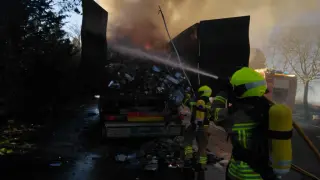 Bomberos del parque de Fragaq atacan el fuego del camión siniestrado en la AP-2.