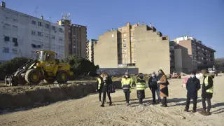 El alcalde de Huesca, Luis Felipe, visita junto a los constructores las obras de la nueva promoción de viviendas.