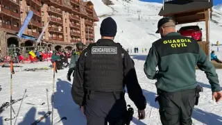 Guardias civiles y gendarmes en la estación de esquí de Astún el pasado fin de semana.