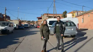 Amparo Jiménez y Eduardo Gabarre, vecinos de Pomecia, en el barrio, donde viven 300 personas.