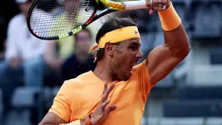 El zurdo Rafa Nadal (con 20 torneos del Gran Slam en su haber) golpea una derecha.
