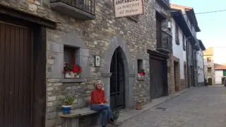Virginia Pérez, en la puerta de su casa rural La Portada del Medievo.