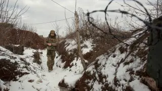 Un miembro del servicio de las fuerzas armadas ucranianas camina en posiciones de combate en la región de Donetsk