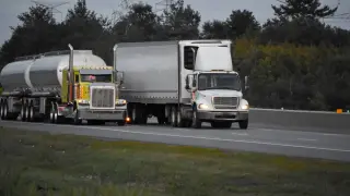 Imagen trailer-trucks-driving-on-the-road-s (36694060)