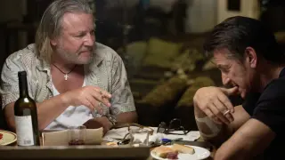 Ray Winstone y Sean Penn, en una escena de 'Caza al asesino' en la que beben un Merlot-Merlot de Enate.