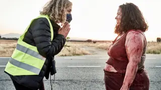 La directora de cine Carlota Pereda (i) mientras habla con Laura Galán (d), durante el rodaje de la película "Cerdita"