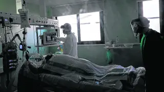 Un paciente, ingresado en la tercera ola en la uci del Clínico