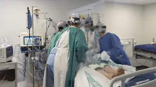Personal sanitario de la uci de Teruel atiende a un paciente intubado durante la anterior ola pandémica de covid.