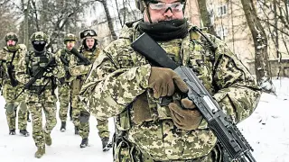 Un grupo de civiles de Kiev, durante uno de los ejercicios de formación en maniobras militares