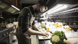 El cocinero de Nola Gras, David Lorente, tiene en su recetario varios usos contemporáneos para la coliflor.