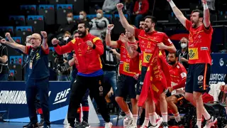 La selección española celebrando el triunfo