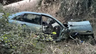 El coche accidentado en Almudévar al caer por un barranco.