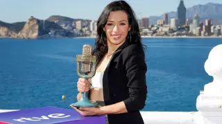 La cantante de origen cubano Chanel posa con el "Micrófono de bronce" tras ganar el Benidorm Fest