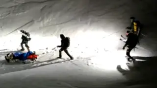 Una imagen del vídeo del rescate de la esquiadora.