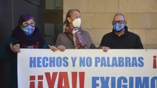 Los presidentes de los tres barrios de Huesca afectados, tras la pancarta en la protesta de este martes